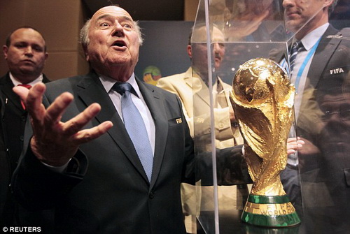 Cựu chủ tịch FIFA Sepp Blatter b&ecirc;n chiếc c&uacute;p v&ocirc; địch thế giới