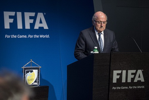 Sepp Blatter tuy&ecirc;n bố từ chức chỉ 4 ng&agrave;y sau khi t&aacute;i đắc cử chủ tịch FIFA