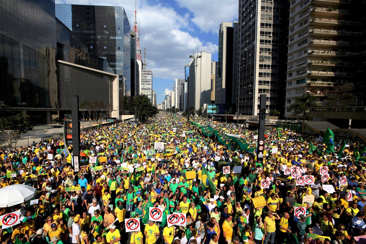 Tỉ lệ ủng hộ b&agrave; Dilma Rousseff giảm xuống mức thấp. Ảnh: Reuters