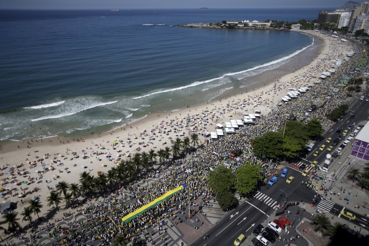 H&agrave;ng trăm ng&agrave;n người đ&atilde; tuần h&agrave;nh qua b&atilde;i biển Copacabana ở TP Rio de Janeiro. Ảnh: Reuters
