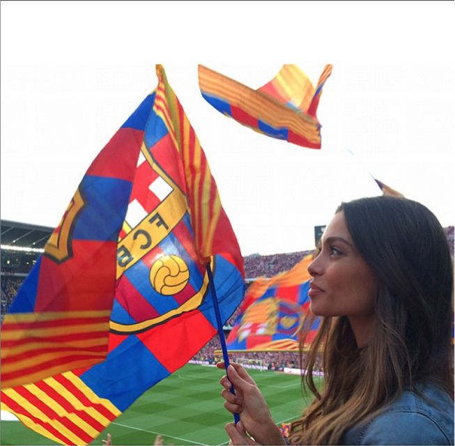 Y&ecirc;u Dani Alves n&ecirc;n Sanz cũng m&ecirc; Barca d&ugrave; c&ocirc; sinh ra tại Tenerife