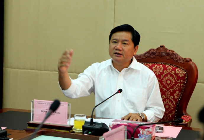 Chủ tr&igrave; cuộc họp, Bộ trưởng Bộ GTVT Đinh La Thăng, Chủ tịch Hội đồng Quỹ Bảo tr&igrave; trung ương, cho biết sẽ kiến nghị Ch&iacute;nh phủ dừng thu ph&iacute; bảo tr&igrave; đường bộ với xe m&aacute;y