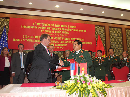 Bộ trưởng Bộ Quốc ph&ograve;ng Ph&ugrave;ng Quang Thanh v&agrave; Bộ trưởng Quốc ph&ograve;ng Mỹ Ashton Carter k&yacute; Tuy&ecirc;n bố Tầm nh&igrave;n chung về quan hệ quốc ph&ograve;ng v&agrave;o ng&agrave;y 1-6-2015
 Ảnh: DƯƠNG NGỌC