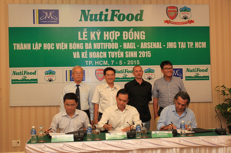 HLV Graechen trong buổi k&yacute; kết th&agrave;nh lập học viện b&oacute;ng đ&aacute; NutiFood-HAGL-Arsenal-JMG