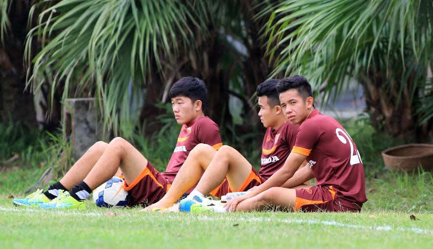 Bộ ba HAGL: Xu&acirc;n Trường, Thanh T&ugrave;ng v&agrave; Hồng Duy ngồi ngo&agrave;i nh&igrave;n đồng đội tập