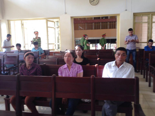 &Ocirc;ng L&yacute; Văn Ch&uacute;c (bố bị c&aacute;o L&yacute; Nguyễn Chung, b&igrave;a phải) tại t&ograve;a