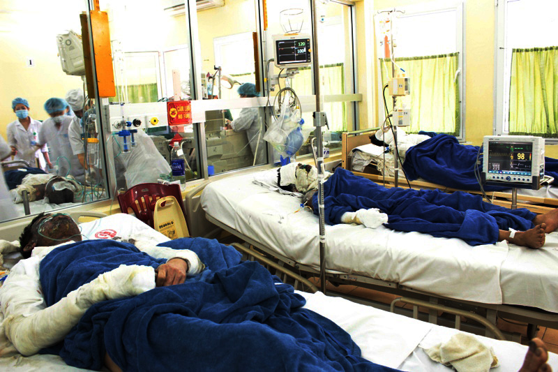 Những người đưa 6 bệnh nh&acirc;n bỏng nặng nhập vi&ecirc;n đ&atilde; bỏ đi ngay sau đ&oacute; m&agrave; kh&ocirc;ng cung cấp th&ocirc;ng tin g&igrave;