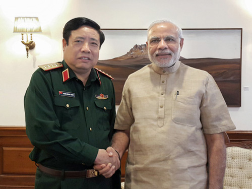 Bộ trưởng Phùng Quang Thanh tiếp kiến Thủ tướng Narendra Modi trong chuyến thăm Ấn Độ