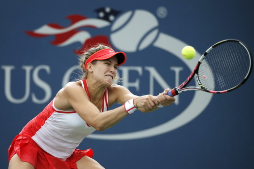 Eugenie Bouchard quật ng&atilde; Dominika Cibulkova