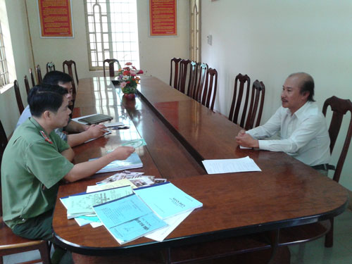 &ldquo;Thầy&rdquo; H&ugrave;ng l&agrave;m việc với cơ quan c&ocirc;ng an Ảnh: CAO NGUY&Ecirc;N