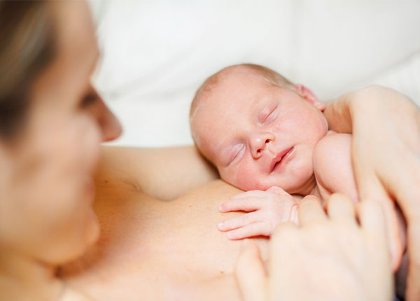 Cho con bú khoa học và đúng cách là việc không dễ dàng. Ảnh: Women Health