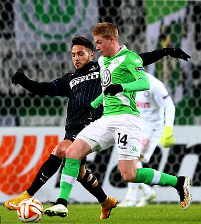 De Bruyne (14) tỏa s&aacute;ng trong m&agrave;u &aacute;o Wolfsburg m&ugrave;a n&agrave;y