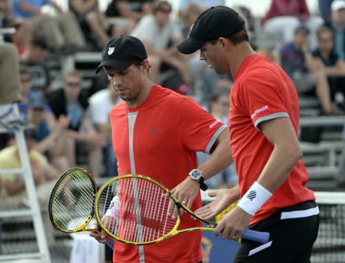 Qu&aacute;i vật hai đầu nh&agrave; Bryan sẽ l&agrave; th&aacute;ch thức cho cặp Nadal/ Verdasco ở tứ kết đ&ocirc;i nam