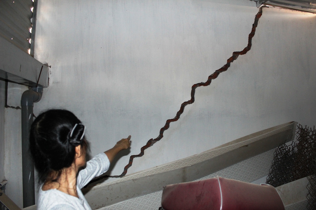 Bức tường chờ sập của nh&agrave; b&agrave; Sự với vết nứt d&agrave;i hơn 3 m