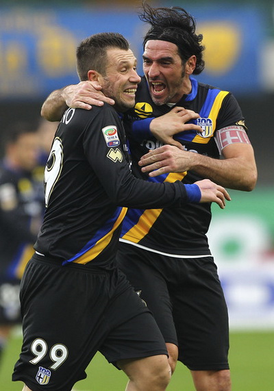 Thủ m&ocirc;n Gianluigi Buffon (phải) thời c&ograve;n thi đấu cho Parma