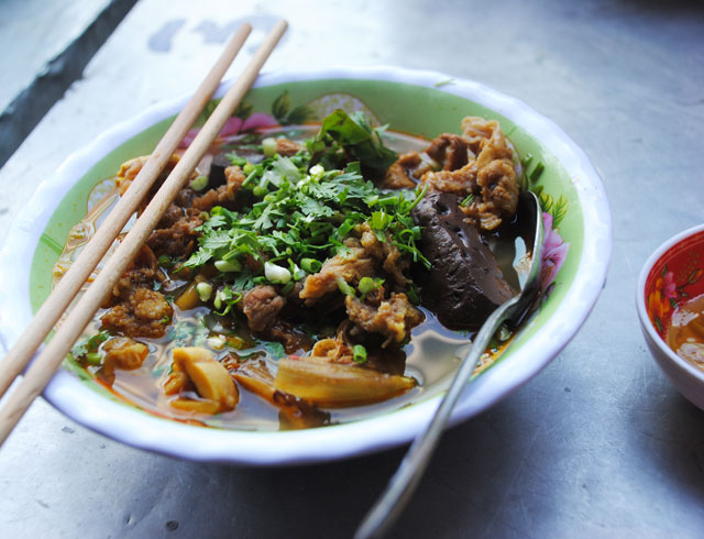 B&uacute;n x&aacute;o g&acirc;n thoạt nh&igrave;n giống b&uacute;n b&ograve; Huế nhưng hương vị ho&agrave;n to&agrave;n kh&aacute;c