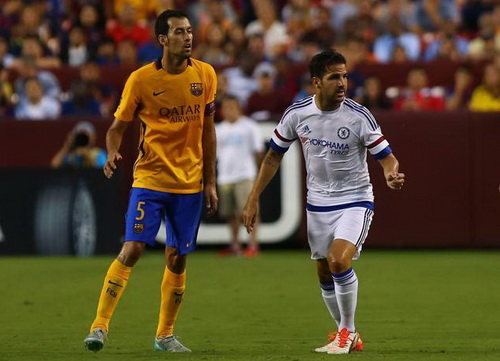 Busquet vất vả kèm cặp đồng đội cũ Fabregas