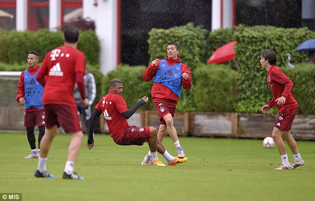 Pha vào bóng nguy hiểm của Boateng khiến Lewandowski không thể kiềm chế