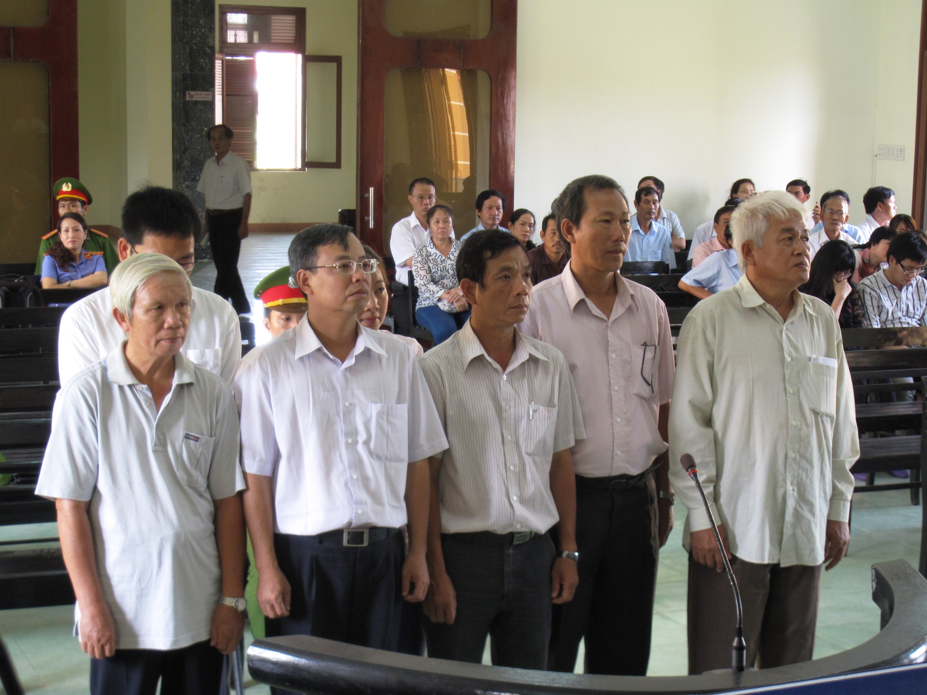 Các bị cáo tham gia ném tiền ra sân sau cho chủ tịch kiêm giám đốc Cảng Vũng Rô hầu tòa
