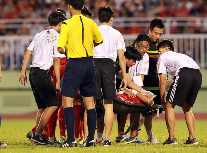 Mạnh Hùng rời s&acirc;n tr&ecirc;n cáng