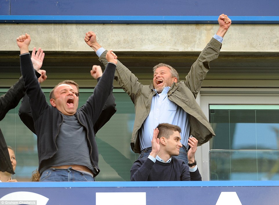 &Ocirc;ng chủ Roman Abramovich ăn mừng hết cỡ tr&ecirc;n kh&aacute;n đ&agrave;i v&agrave; sau đ&oacute; xuống s&acirc;n ch&uacute;c mừng c&aacute;c cầu thủ