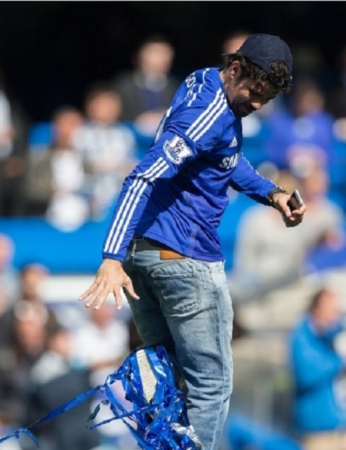 Costa v&agrave; Fabregas hứng khởi khi lần đầu v&ocirc; địch c&ugrave;ng Chelsea