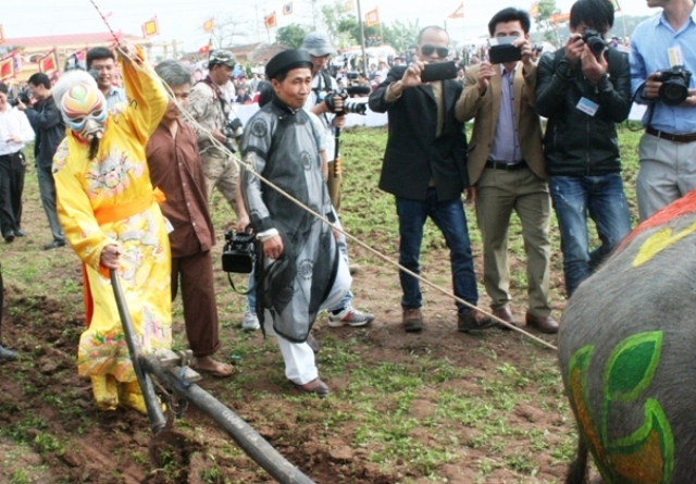 Cụ cao ni&ecirc;n trong l&agrave;ng v&agrave;o vai vua L&ecirc; Đại H&agrave;nh c&agrave;y ruộng