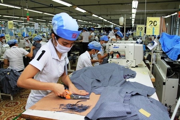Lao đ&ocirc;̣ng của Vi&ecirc;̣t Nam v&acirc;̃n dựa vào sức là chủ y&ecirc;́u. Ảnh TL