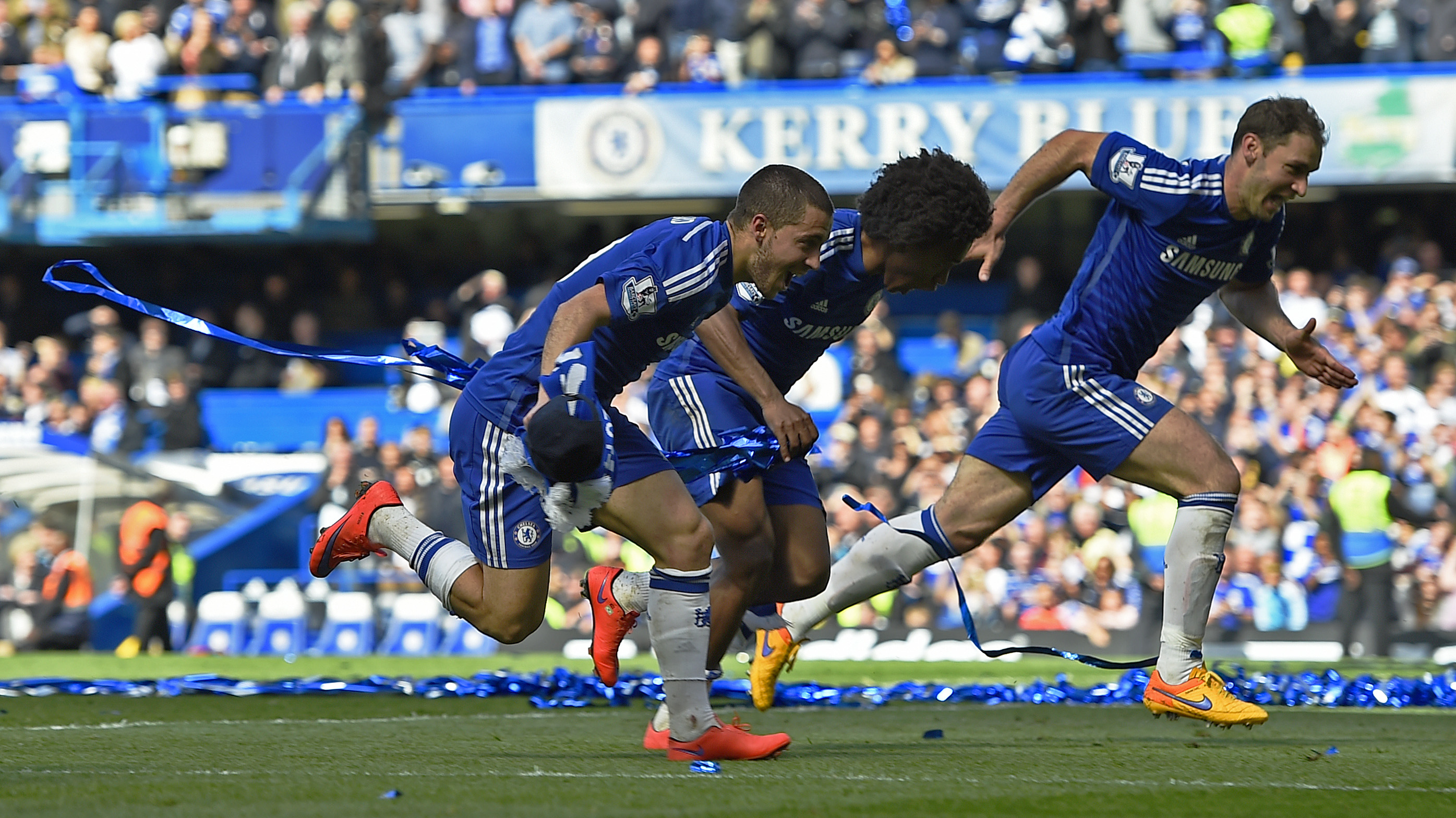 Hazard, Willian v&agrave; Ivanovic chạy như đi&ecirc;n mừng chiến thắng c&ugrave;ng kh&aacute;n giả