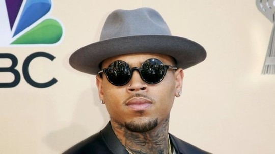 Chris Brown rắc rối đủ kiểu vì từng đánh Rihanna