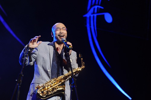 Người ca sĩ - nhạc sĩ đa tài còn thể hiện khả năng chơi saxophone