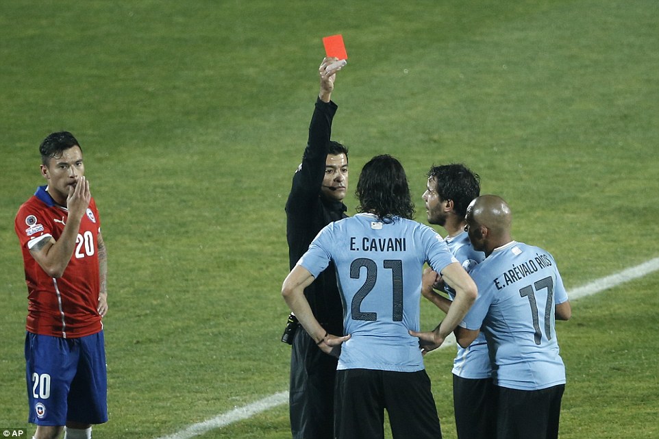 Cavani bị nhận thẻ đỏ oan