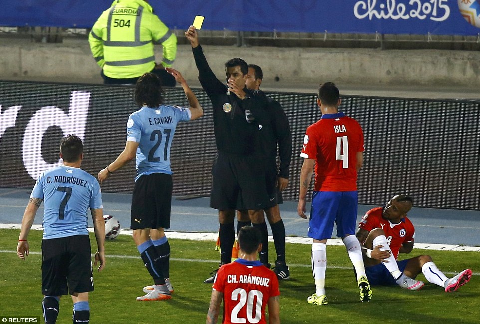 Trước đ1o Cavani đã bị 1 thẻ vàng vì chơi xấu với Vidal