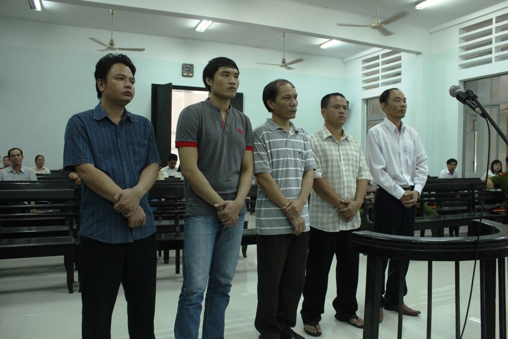 C&aacute;c bị c&aacute;o Anh Trung, Ki&ecirc;n, H&agrave;, Nam v&agrave; Nguyễn Th&agrave;nh Trung (từ tr&aacute;i qua phải) trước v&agrave;nh m&oacute;ng ngựa