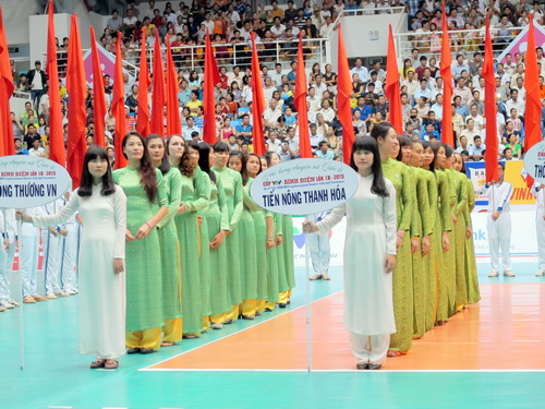 C&aacute;c đo&agrave;n VĐV tha thướt trong t&agrave; &aacute;o d&agrave;i Việt Nam tại lễ khai mạc giải