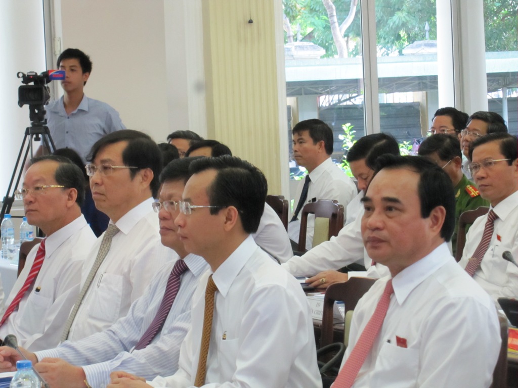 C&aacute;c đại biểu chăm ch&uacute; lắng nghe nhiều vấn đề n&oacute;ng tại kỳ họp (ảnh Ho&agrave;ng Dũng)