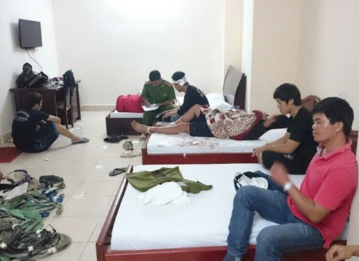 Lực lượng c&ocirc;ng an lấy lời khia của nh&oacute;m cascadeur tại kh&aacute;ch sạn. Ảnh do nh&oacute;m cascadeur cung cấp
