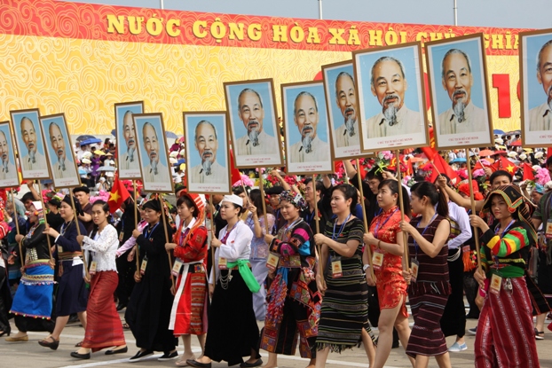 Cộng đồng c&aacute;c d&acirc;n tộc Việt Nam giương cao ảnh B&aacute;c