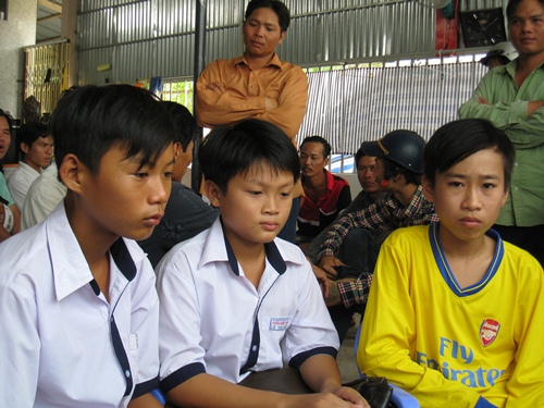 C&aacute;c em học sinh thuật lại chuyện bj c&ocirc;ng an x&atilde; đ&aacute;nh v&agrave; tra hỏi m&agrave; kh&ocirc;ng c&oacute; người gi&aacute;m hộ