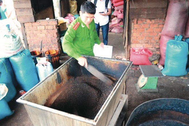 Đường h&oacute;a học v&agrave; h&oacute;a chất d&ugrave;ng chế biến c&agrave;ph&ecirc; tại cơ sở của &ocirc;ng Quang (x&atilde; H&ograve;a Kh&aacute;nh, TP Bu&ocirc;n Ma Thuột, Đắc Lắc).