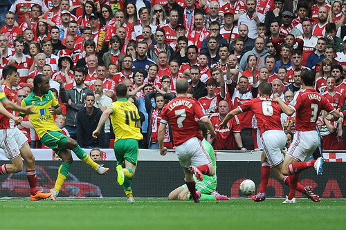 Cameron Jerome (thứ hai, từ tr&aacute;i sang) ghi b&agrave;n mở tỉ số cho Norwich