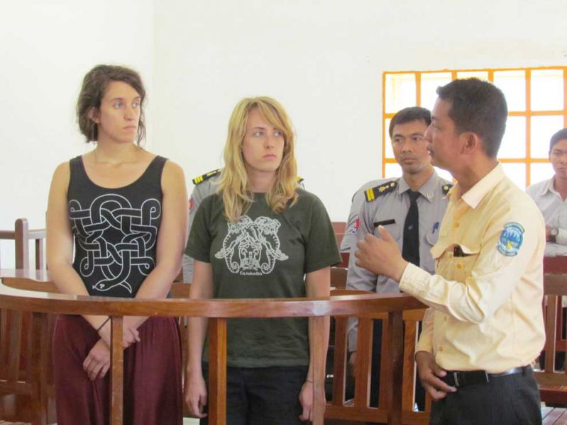 Chị em Lindsey Adams (trái) và Leslie Adams ra tòa vì hành vi chụp ảnh khỏa thân tại công viên khảo cổ Angkor Ảnh: The Phnom Penh Post