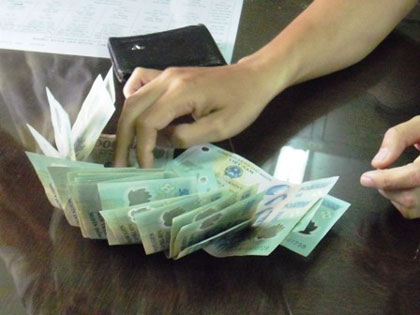 Bắt giam 3 cán bộ quản lý thị trường nhận hối lộ