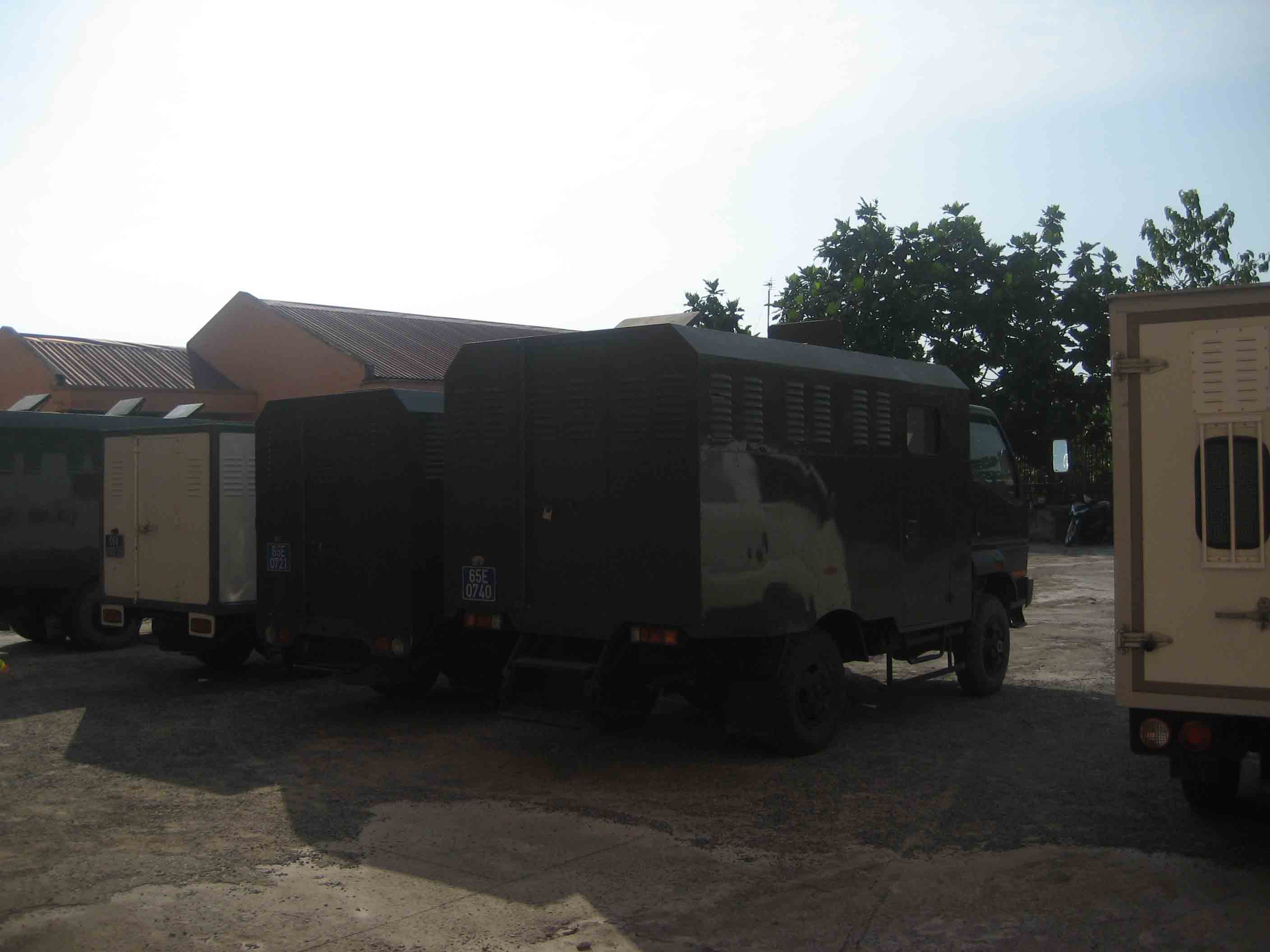 Cảnh s&aacute;t hỗ trợ tư ph&aacute;p phải điều động 5 xe chở c&aacute;c bị c&aacute;o đến t&ograve;a