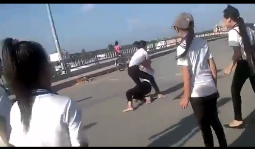 Cảnh 2 nữ sinh đ&aacute;nh nhau (cắt từ clip)