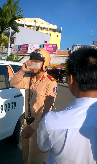 Thượng sĩ B.T. D bị tài xế phản ứng không mang bảng tên khi đi làm nhiệm vụ -Ảnh cắt từ clip
