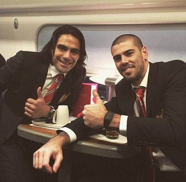 Falcao v&agrave; thủ m&ocirc;n Valdes tr&ecirc;n mạng x&atilde; hội Instagram sau trận