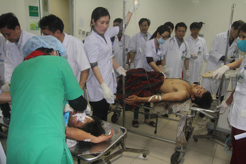 C&aacute;c nạn nh&acirc;n của vụ sập gi&agrave;n gi&aacute;o dự &aacute;n Formosa được đưa v&agrave;o cấp cứu tại Bệnh viện đa khoa huyện Kỳ Anh - Ảnh: Đức Ngọc