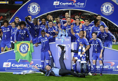Petr Cech (&aacute;o đỏ, giữa) v&agrave; Chelsea đăng quang Capital One Cup