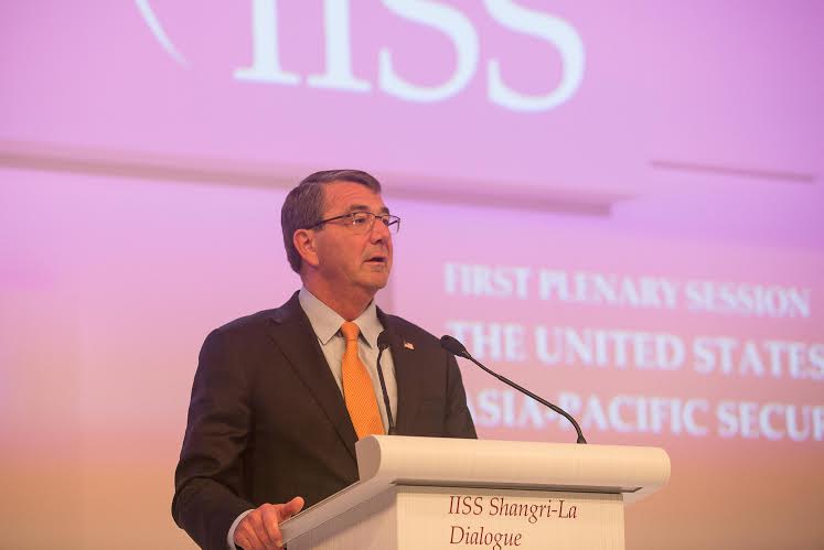 Bộ trưởng Quốc ph&ograve;ng Mỹ Ashton Carter ph&aacute;t biểu s&aacute;ng 30-5. Ảnh: THANH TUẤN